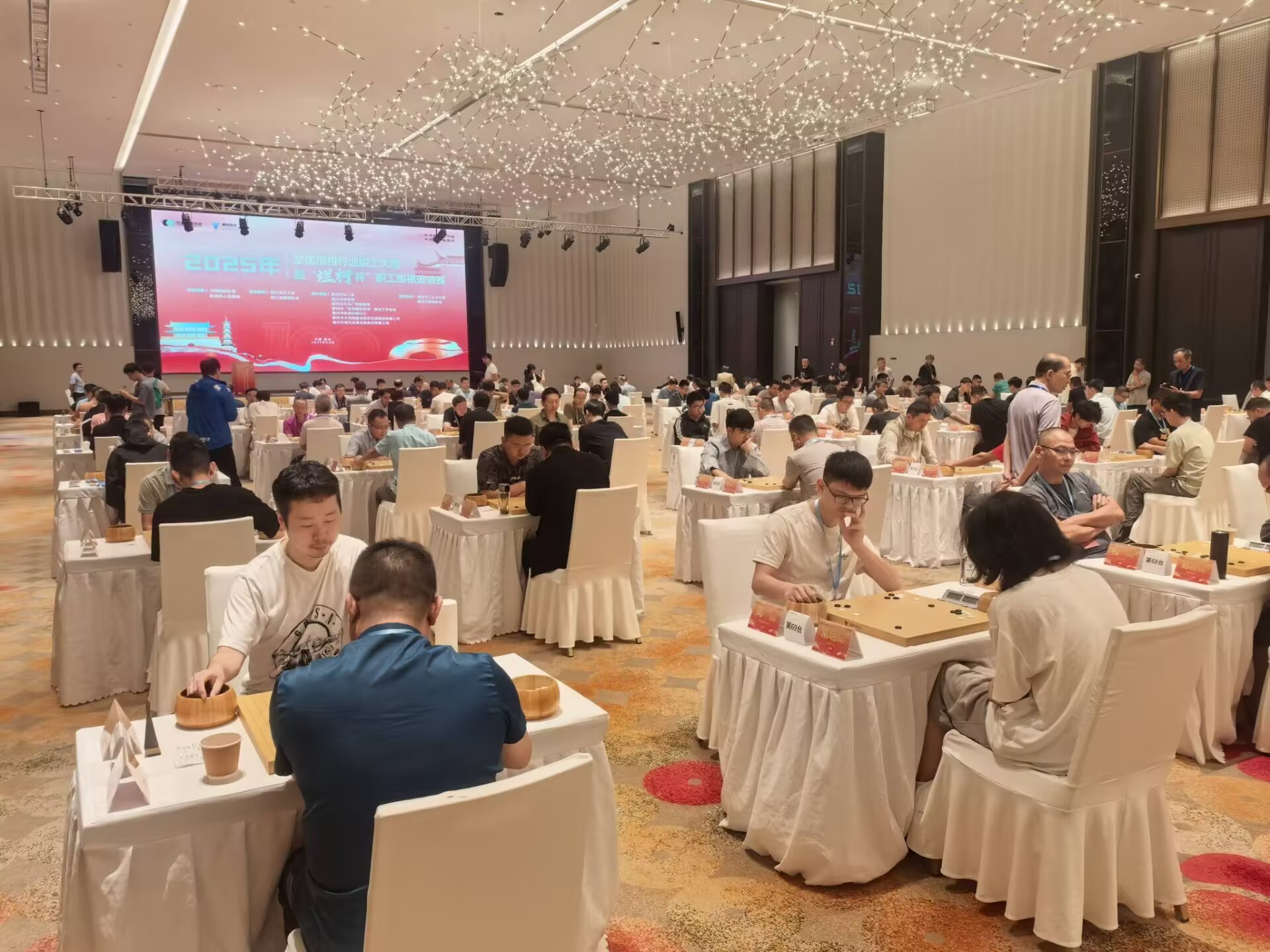 比赛采用积, 段位授予上, 人民网记者